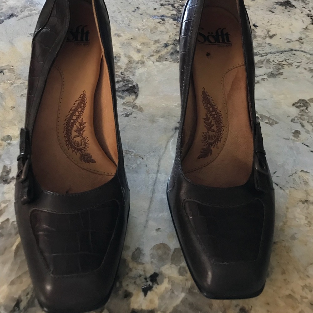 Soft (brand) brown leather heeled loafers